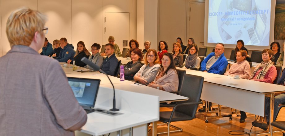 Büroleiterin Petra Kretzschmann bei der Vorstellung des neuen Homeoffice-Konzeptes in der Kreisverwaltung Mayen-Koblenz. In der Pilotphase erhalten zunächst die Mitarbeitenden aus einem Referat der Abteilung „Bauen und Umwelt“ sowie aus einem Referat der Abteilung „Soziales“ die Möglichkeit, aus vier neu erarbeiteten Homeoffice-Modellen zu wählen und diese zu erproben.