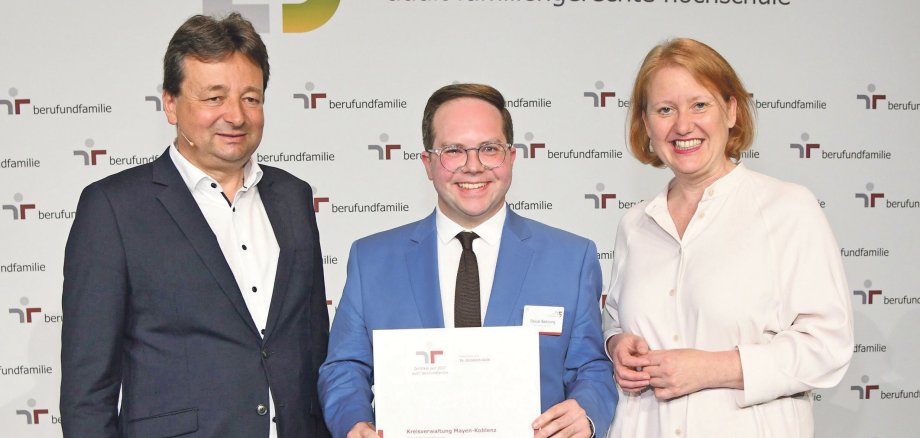 Der Erste Kreisbeigeordnete Pascal Badziong (Mitte) gemeinsam mit Bundesfamilienministerin Lisa Paus und dem Geschäftsführer der Beruf-und-Familie Service GmbH, Oliver Schmitz, bei der offiziellen „Beruf und Familie“-Zertifikatsverleihung in Berlin.