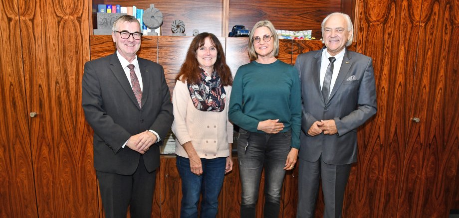 Die Jury freute sich über die gelungene Wahl des Kreiswackesträger 2024 (v.l.n.r.): Landrat Dr. Alexander Saftig, die Organisatorin des Kreisnarrentreffens Lea Bales, Redakteurin Edith Billigmann und RKK-Präsident Hans Mayer. 