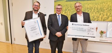 Der Erste Vorsitzende der Gesellschaft für Geschichte und Heimatkunde Bendorf Andreas Stettler (links) nahm den Preis gemeinsam mit Mitglied Christian Heckhoff (rechts) von Landrat Dr. Alexander Saftig (Mitte) entgegen. 