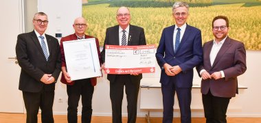 Freuten sich über die Auszeichnung der Blaskapelle Ettringen mit dem Kulturförderpreis (v.l.n.r.): Landrat Dr. Alexander Saftig, der Erste Vorsitzende der Blaskapelle Ettringen Alexander Schuster, der langjährige ehemalige Vorsitzende der Musikkapelle Otto Barz, der Vorstandsvorsitzende der KSK Mayen Karl-Josef Esch sowie der Erste Kreisbeigeordnete Pascal Badziong. 