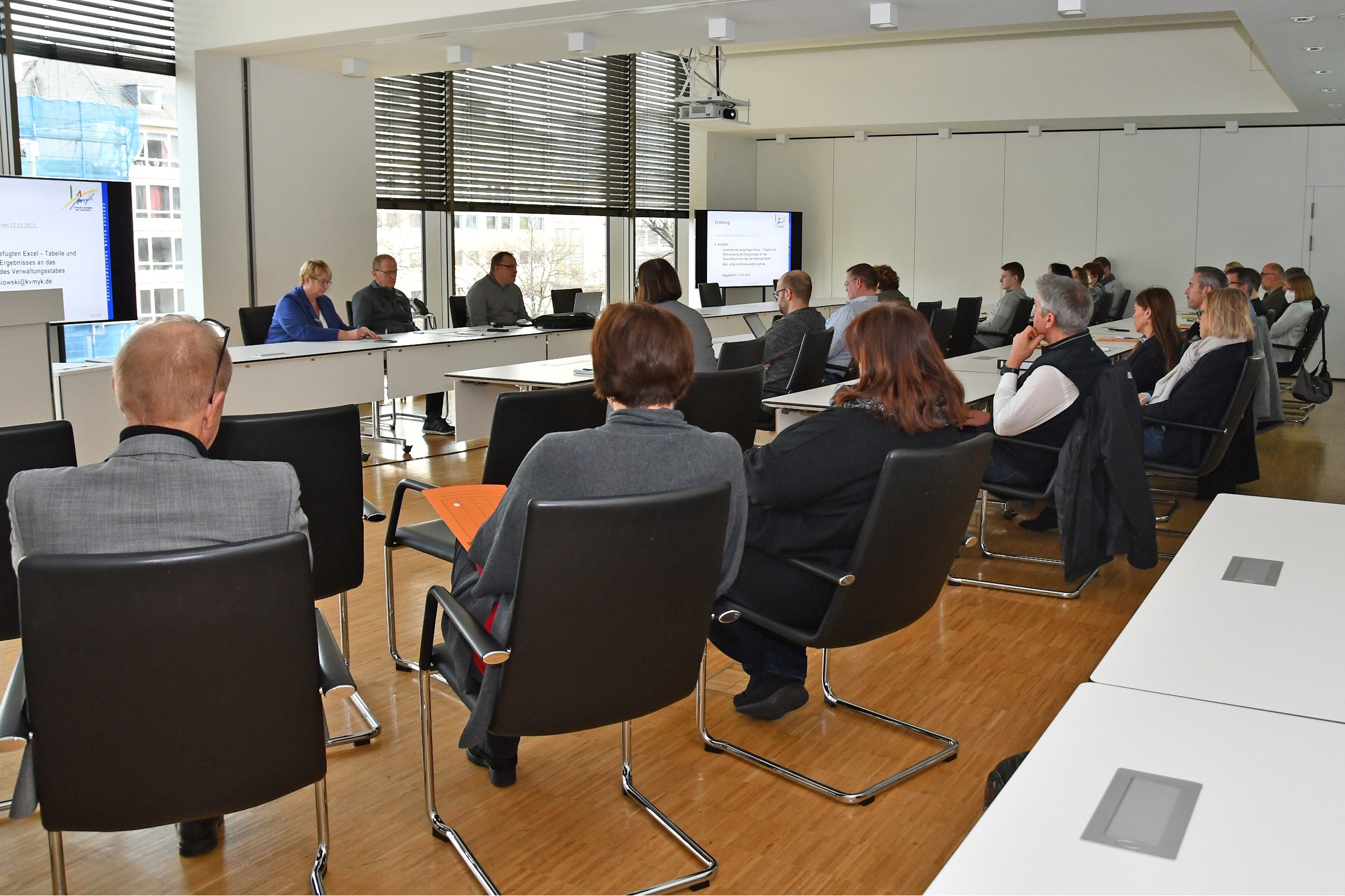 Unter Leitung des obersten Katastrophenschützers in MYK, Rainer Nell, fand jüngst ein intensiver Austausch aller Referats- und Abteilungsleiter zum Thema „Energiemangellage“ im Kreishaus statt. 