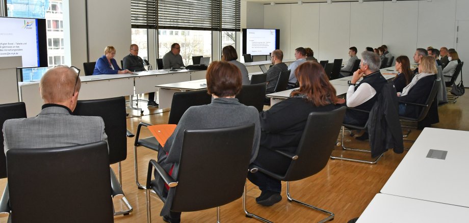 Unter Leitung des obersten Katastrophenschützers in MYK, Rainer Nell, fand jüngst ein intensiver Austausch aller Referats- und Abteilungsleiter zum Thema „Energiemangellage“ im Kreishaus statt. 