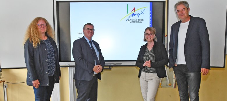 Freuen sich über die gelungene Installation der 16 digitalen Tafeln im Rahmen des „DigitalPakt I Schulen“: Landrat Dr. Alexander Saftig (2.v.l.) und die Mitarbeiter der Schulabteilung (v.l.n.r.) Wiebke Tüting, Gaby Pauly sowie Ulrich Busch. 