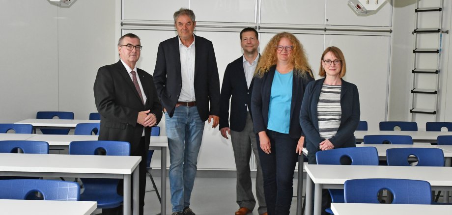 Freuen sich über die gelungene Sanierung der zehn Naturwissenschafts-Räume: Landrat Dr. Alexander Saftig (links), der zweite stellvertretende Schulleiter des Kurfürst-Salentin-Gymnasiums, Iven Großmann (Mitte), und die Mitarbeiter der Schulabteilung Gaby Pauly (rechts), Ulrich Busch (2.v.l.) sowie Wiebke Tüting (2.v.r.).