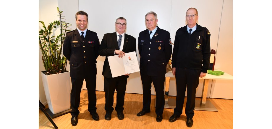 Landrat Dr. Alexander Saftig (2.v.l.) wurde die Ehrennadel der Jugendfeuerwehr Rheinland-Pfalz samt Urkunde von Landesjugendfeuerwehrwart Dirk Ströder (links), Kreisjugendfeuerwehrwart Horst Klee (2.v.r.) sowie Brand- und Katastrophenschutzinspekteur Rainer Nell überreicht.