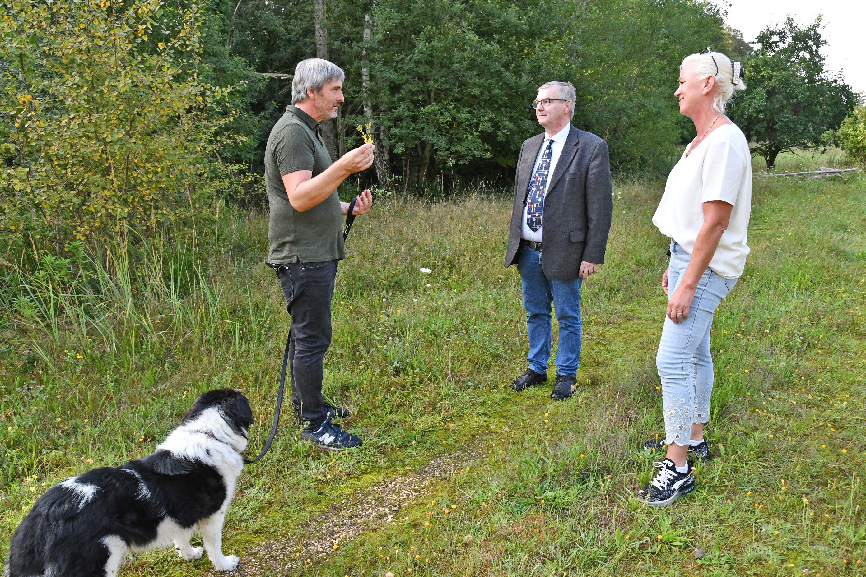 Biologe Jörg Hilgers (links) erläuterte Landrat Dr. Alexander Saftig und Tanja Stromberg die Besonderheiten des Naturschutzgebietes Kuhstiebel und was in den nächsten Jahren zu tun ist. 