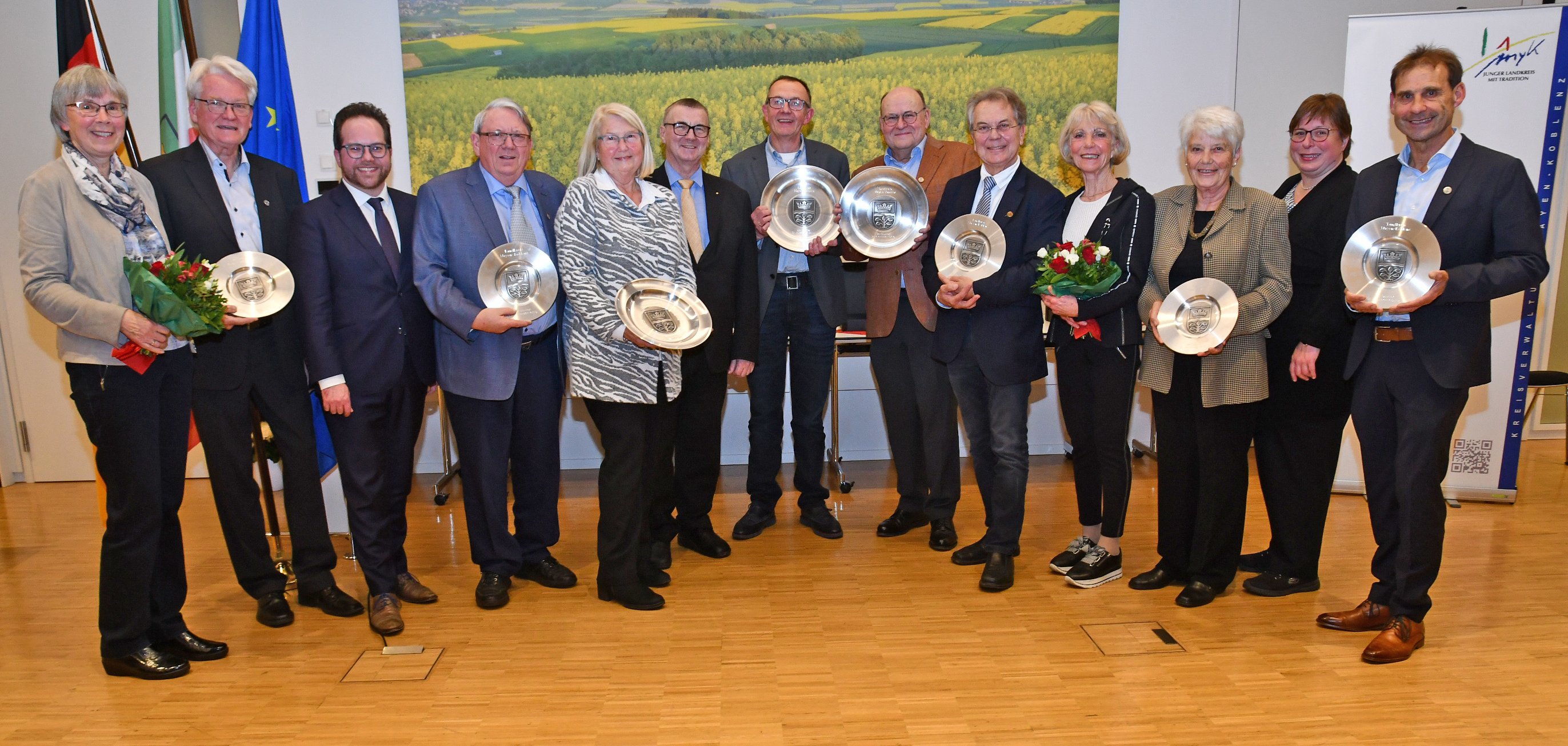 Die Preisträger gemeinsam mit Landrat Dr. Alexander Saftig (6.v.l.), dem Ersten Kreisbeigeordneten Pascal Badziong (3.v.l.) sowie der Kreisbeigeordneten Judith Lehnigk-Emden (2.v.r.)