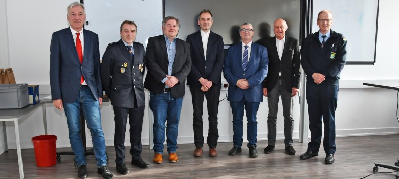 Die Geehrten zusammen mit Landrat Dr. Alexander Saftig (3.v.r.), der Spitze des DRK Mayen-Koblenz Bernhard Mauel (2.v.r.) und Bernhard Schneider (1.v.l.) sowie Brand- und Katastrophenschutzinspekteur Rainer Nell (1.v.r.). 