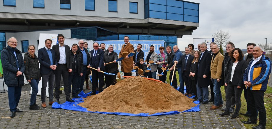 Zum symbolischen Spatenstich in Andernach-Miesenheim kamen Landrat Dr. Alexander Saftig, der Erste Kreisbeigeordnete Pascal Badziong und Andernachs Oberbürgermeister Achim Hütten gemeinsam mit dem rheinland-pfälzischen Digitalisierungsminister Alexander Schweitzer, Landtagsabgeordneten sowie Vertreterinnen und Vertretern der kommunalen Familie, von Deutsche Glasfaser, von der atene KOM und der Wirtschaftsförderungsgesellschaft am Mittelrhein zusammen.