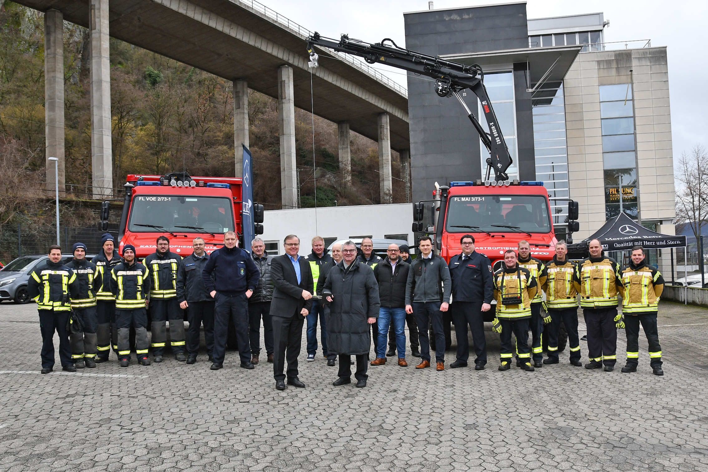 Landrat Dr. Alexander Saftig und KBM-Verkaufsleiter Nutzfahrzeuge Neuwied Walter Bach gemeinsam mit Vertretern der Wehren Kottenheim und Münstermaifeld sowie der Kreisverwaltung bei der symbolischen Schlüsselübergabe in Andernach.