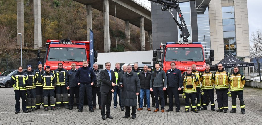 Landrat Dr. Alexander Saftig und KBM-Verkaufsleiter Nutzfahrzeuge Neuwied Walter Bach gemeinsam mit Vertretern der Wehren Kottenheim und Münstermaifeld sowie der Kreisverwaltung bei der symbolischen Schlüsselübergabe in Andernach.