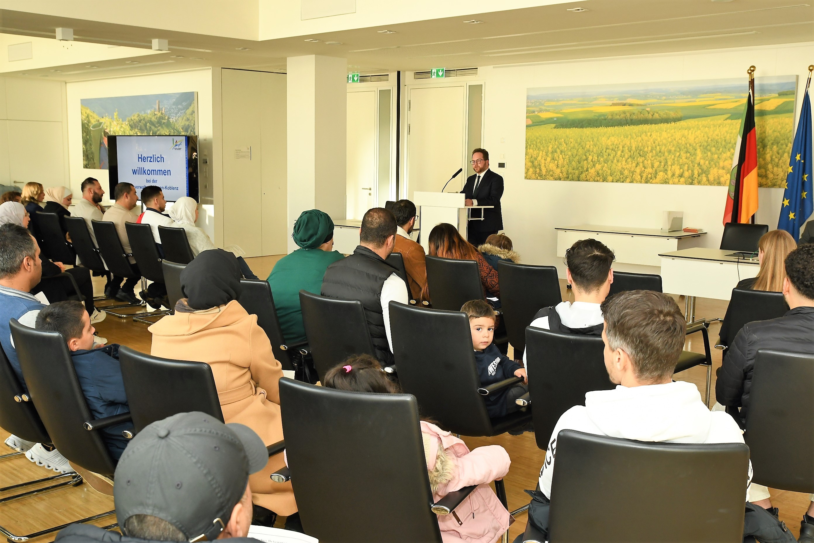 Der Erste Kreisbeigeordnete Pascal Badziong gemeinsam mit den neuen deutschen Staatsbürgern im Sitzungssaal des Kreishauses. 