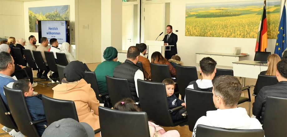 Der Erste Kreisbeigeordnete Pascal Badziong gemeinsam mit den neuen deutschen Staatsbürgern im Sitzungssaal des Kreishauses. 