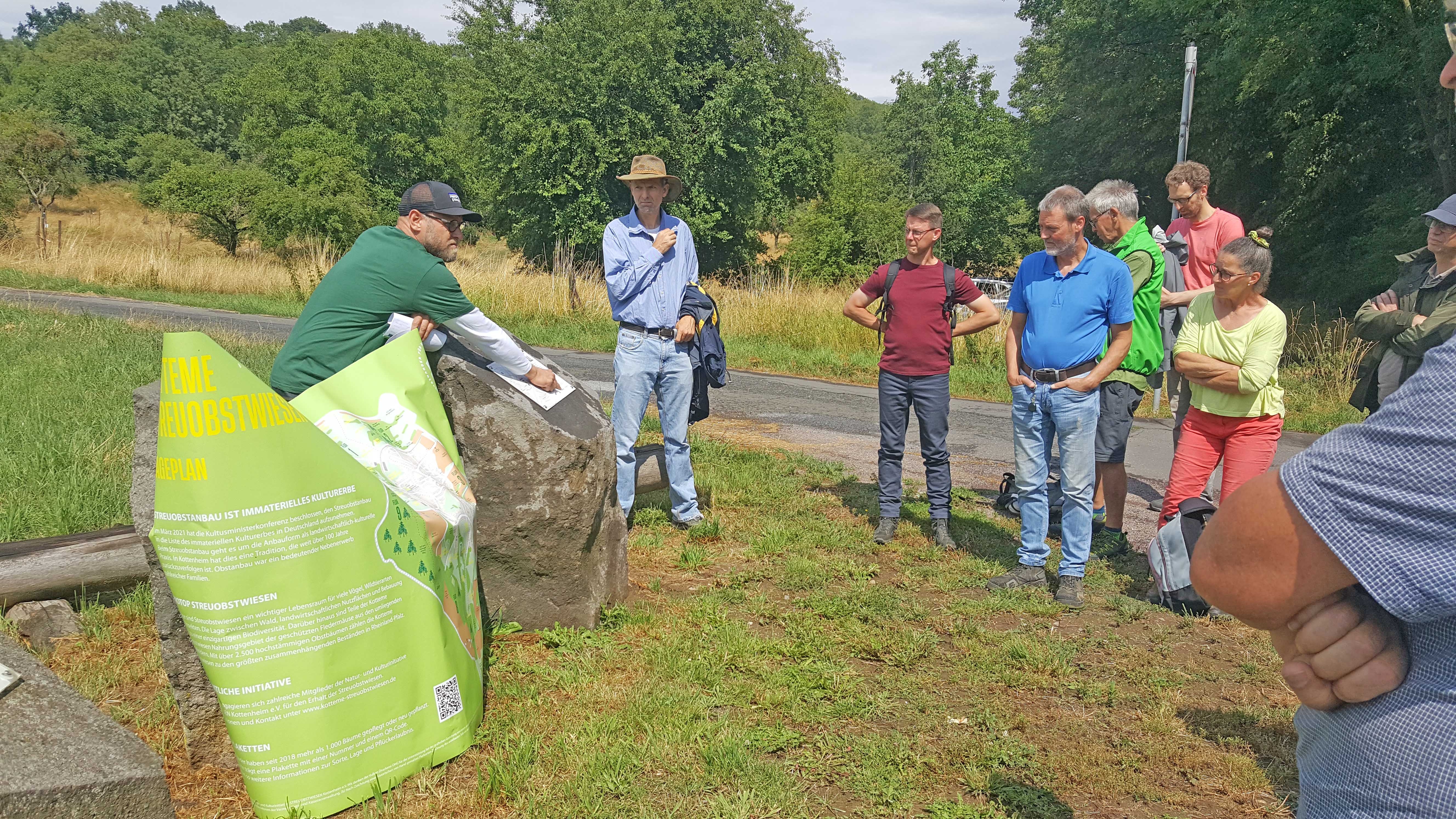 Die Teilnehmer während ihres Rundgangs durch die „Kottemer Streuobstwiesen“. 
