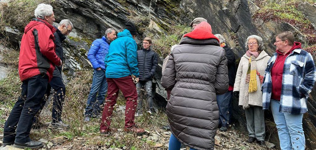 Von der Apollo-Theorie zur Praxis: Besuch einer Projektfläche mit einer Gruppe Interessierter. 