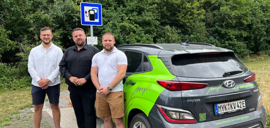 Der neue Kümmerer Alexander Smirnow, Bürgermeister Christoph Mohr und Dominik Knoll bei der Übergabe des E-Bürgerautos an den neuen Standort. 