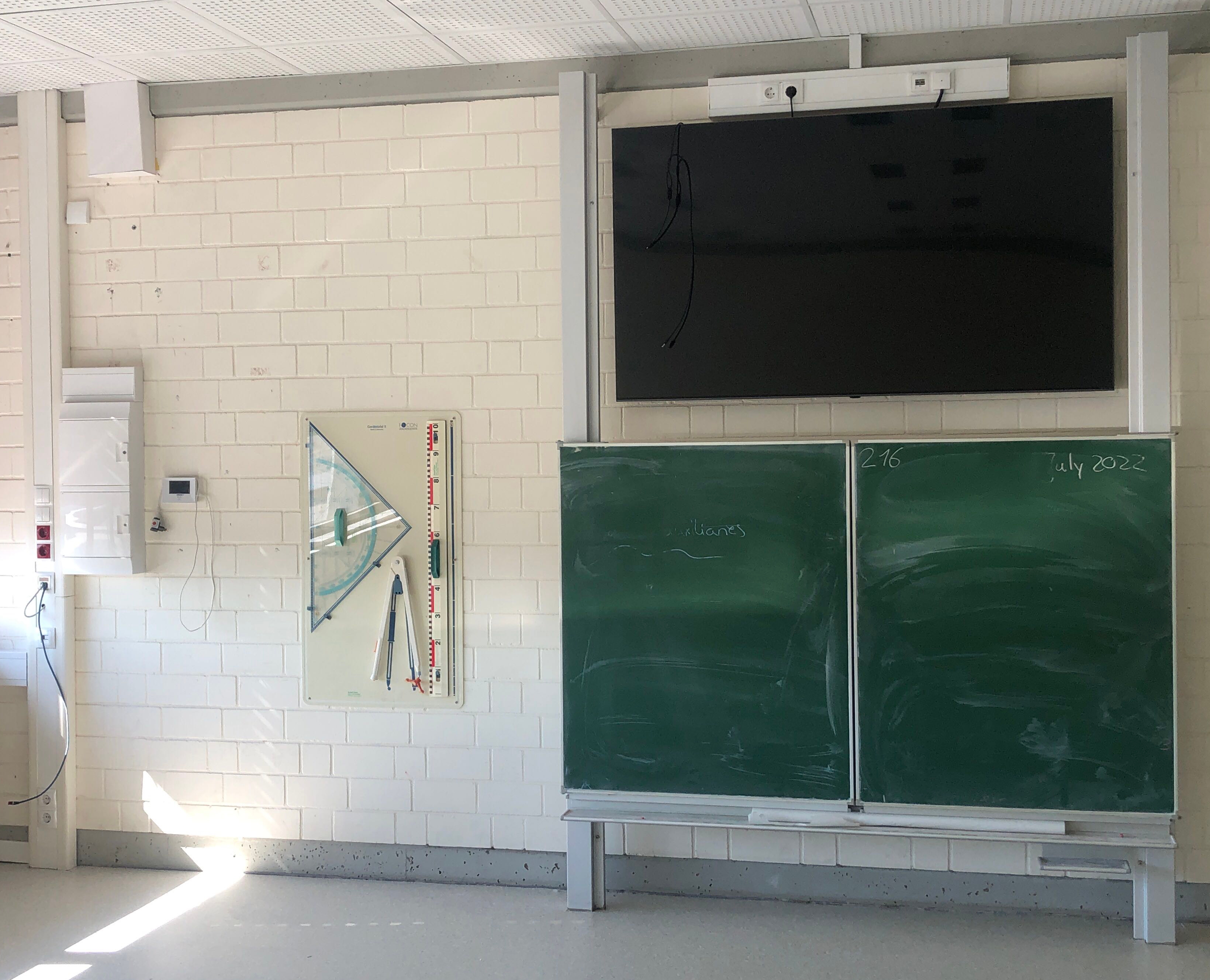 Die Integrierte Gesamtschule Pellenz in Plaidt wurde bereits mit neuen Präsentationsmedien ausgerüstet. In diesem Fall entschied sich die Schule für einen Anzeigenbildschirm, auf dem beispielsweise der iPad-Inhalt von Lehrern oder Schülern direkt angezeigt werden kann. Parallel dazu ist die ursprüngliche Tafelfläche weiterhin nutzbar.