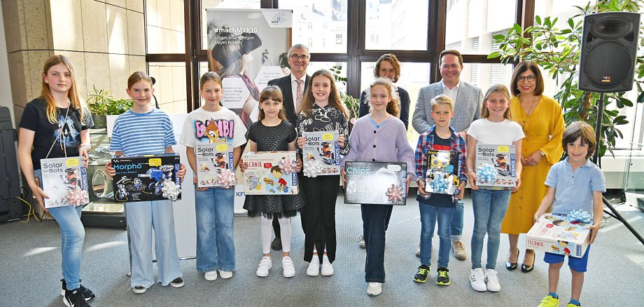 Im Kreishaus hat Landrat Dr. Alexander Saftig (2. Reihe, Mitte) gemeinsam mit dem Ersten Kreisbeigeordneten Pascal Badziong und Sonja Gröntgen (CDO) die Gewinner des MYK10-Kinder-Malwettbwerbs gekürt. Für die Stadt Bendorf nahm die Beigeordnete Zeynep Begen (2. Reihe, rechts) an der Preisverleihung teil. 