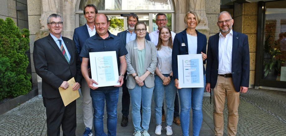 Landrat Dr. Alexander Saftig zeichnete das Berufsförderungswerk Koblenz aus Vallendar und die Firma Finzelberg aus Andernach für ihre erfolgreiche Teilnahme an der Ökoprofit-Klub-Runde aus. Ökoprofit ist ein Kooperati-onsprojekt der Landkreise Mayen-Koblenz und Mainz-Bingen sowie der Stadt Koblenz. 