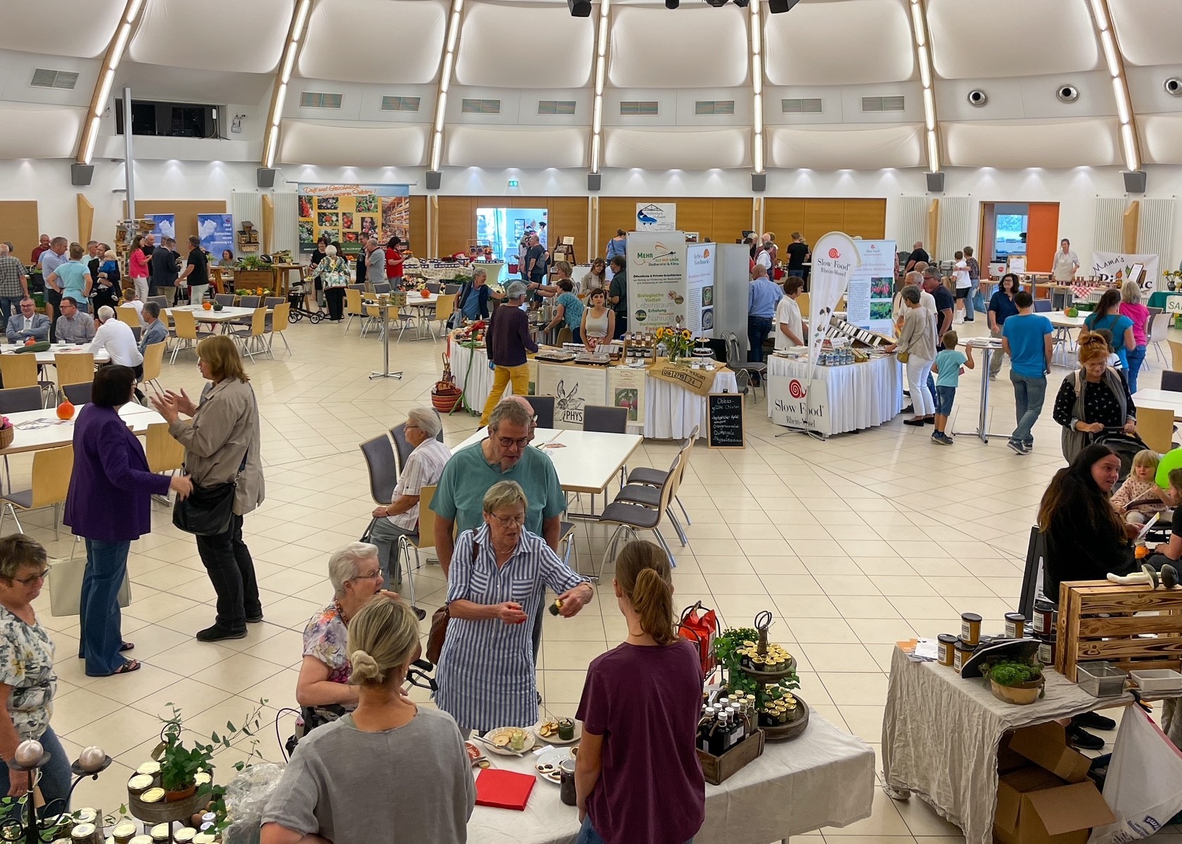 Insgesamt 27 landwirtschaftliche Direktver-markter aus Mayen-Koblenz waren beim Re-gionalmarkt in der Kulturhalle Ochtendung dabei. 