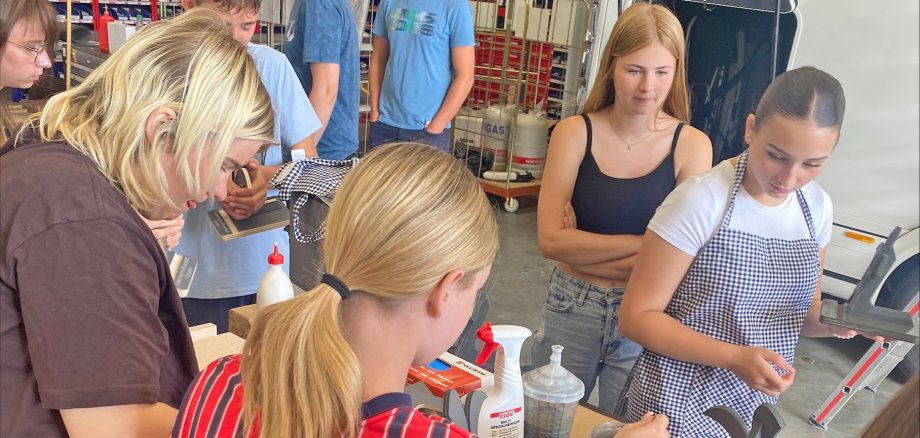 Bei der Firma Niesmann und Bischoff in Polch lernten die Schüler den Bau eines Handyhalters. 