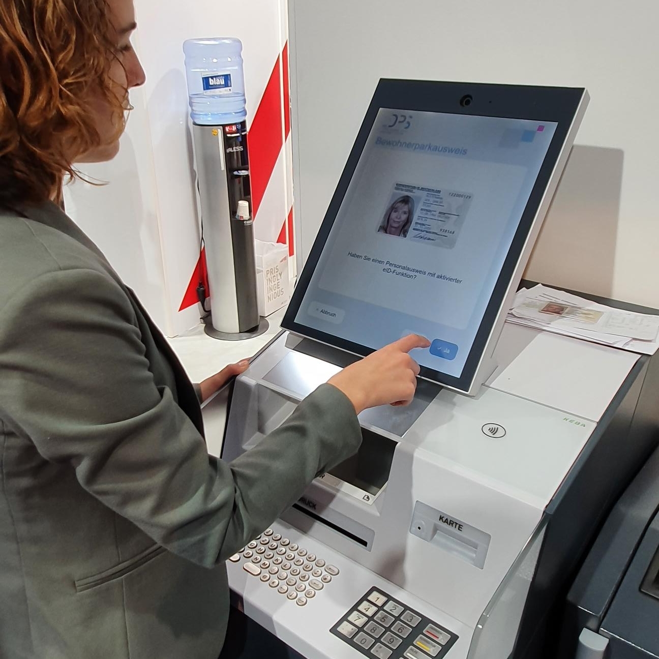 Sonja Gröntgen, Digitalisierungsbeauftrage des Landkreises Mayen-Koblenz bei der Erprobung eines Prototyps des Amt-O-Mats. 