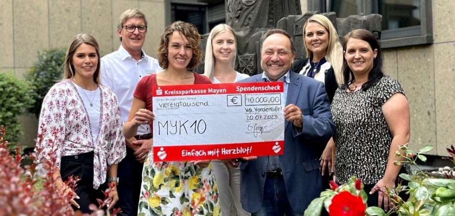 Die Digitalisierungsbeauftragte des Landkreises Mayen-Koblenz, Sonja Gröntgen (3.v.l.), übergab den Spendenscheck gemeinsam mit der zuständigen Regionallotsin Julia Brück (Mitte) an den Bürgermeister der VG Vordereifel, Alfred Schomisch (3.v.r.). 