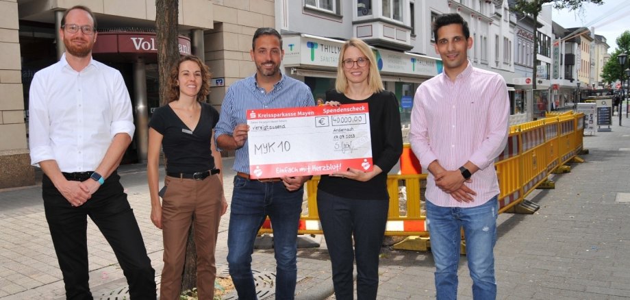 Die Digitalisierungsbeauftragte des Landkreises Mayen-Koblenz, Sonja Gröntgen (2.v.l.), übergab den Spendenscheck gemeinsam mit Henriette Smalla (2.v.r), in ihrer ehemaligen Position als zuständige Regionallotsin, an den Oberbürgermeister der Stadt Andernach, Christian Greiner (Mitte) sowie die beiden Projektverantwortlichen Andreas Schwiemann (links) und Marc Ortiz (rechts).