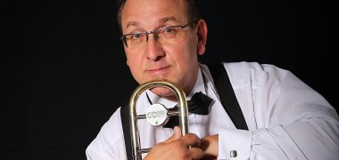 Wenn Joe Wulf (1), einer der weltbesten Posaunisten, gemeinsam mit seiner Band The Gentleman of Swing in Sayn auf die herausragende Jazzsängerin Angela van Rijthoven (2) trifft, ist ein Konzerterlebnis der Extraklasse garantiert. 