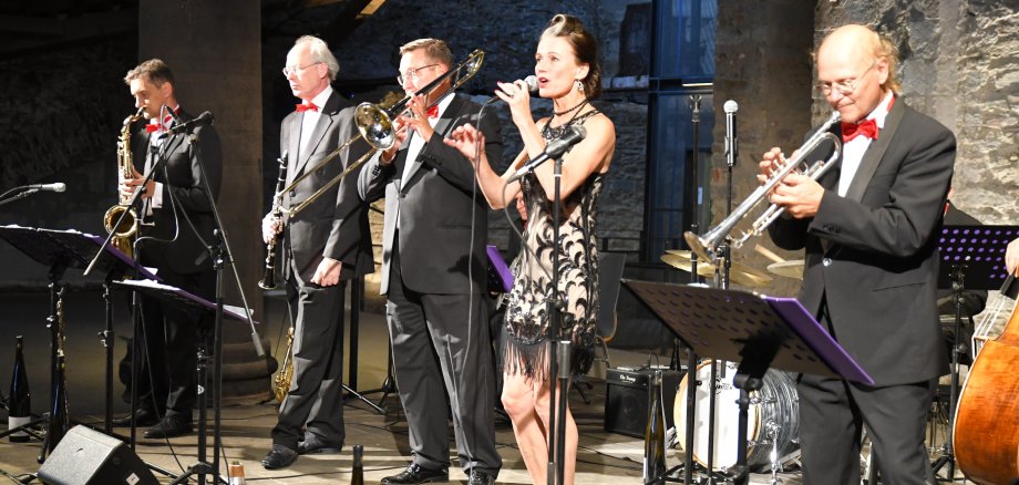 Sommerclassics: Joe Wulf & The Gentleman Of Swing begeistern gemeinsam mit Angela van Rijthoven in Sayner Hütte