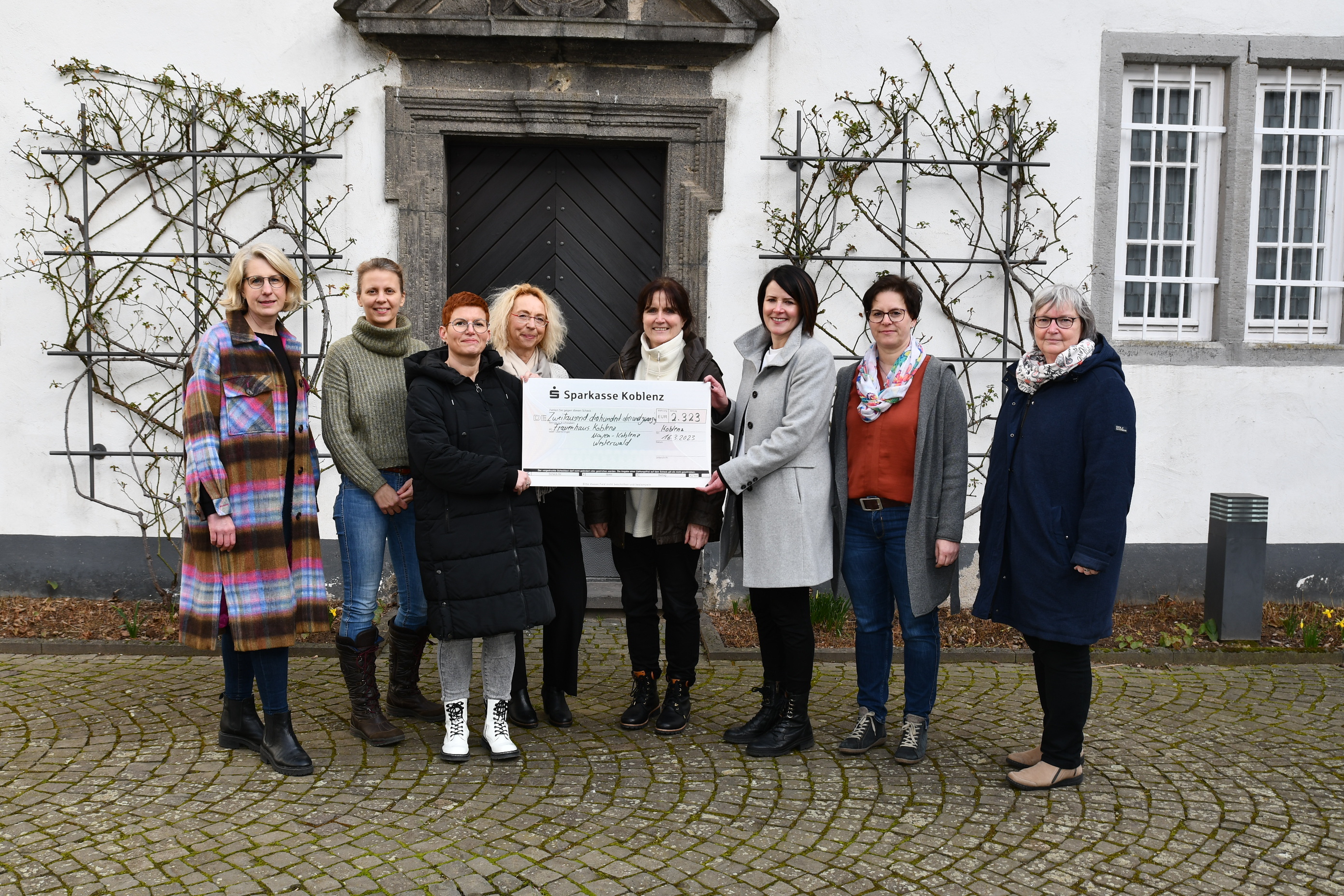 Die Spende in Höhe von 2.323 Euro wurde an den Förderverein des Frauenhauses Koblenz übergeben.