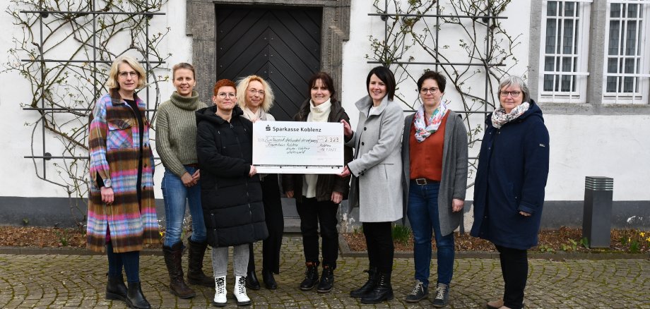 Die Spende in Höhe von 2.323 Euro wurde an den Förderverein des Frauenhauses Koblenz übergeben.