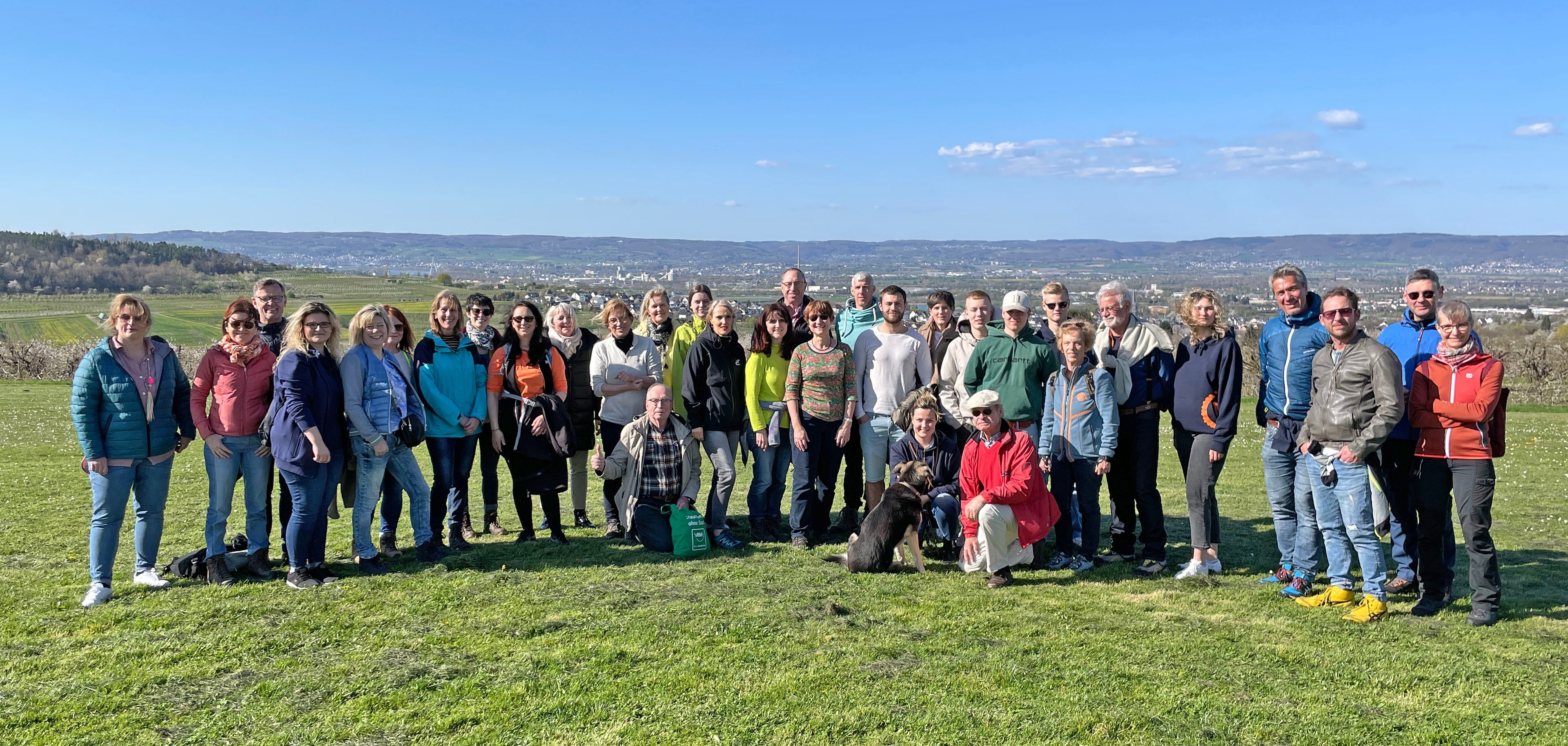 Bild 1: Bei einem bewegten „Netzwerktreffen“ der Fachkräfte-Allianz Mayen-Koblenz tauschten sich Unternehmen aus dem Landkreis bei einer Wanderung auf dem „Kirschblüten-Panoramaweg“ in Mülheim zum Thema betriebliches Gesundheitsmanagement aus. 