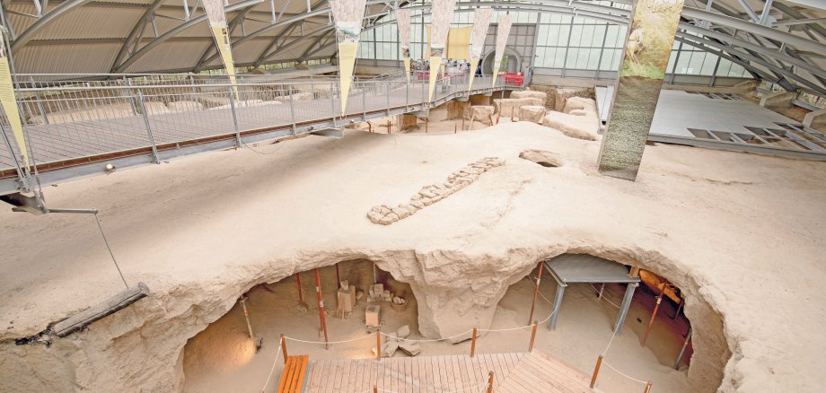 Besucher können im Römerbergwerk Meurin in Kretz in die Arbeitswelt römischer Bergmänner hinabsteigen, die hier um 300 nach Christus Tuffstein für großartige Bauvorhaben gebrochen haben.