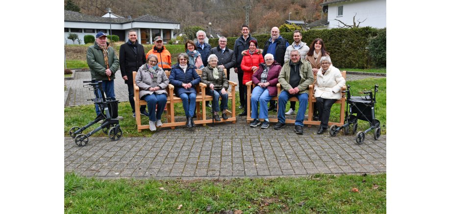 Landrat Dr. Alexander Saftig, Projektleiterin „Bewegung in die Dörfer“ Lea Bales und die Vertreter der Westenergie, Fabian Vocktmann und Patrick Ley, haben jüngst zwei Seniorenbänke an die Ortsgemeinde Brodenbach übergeben.