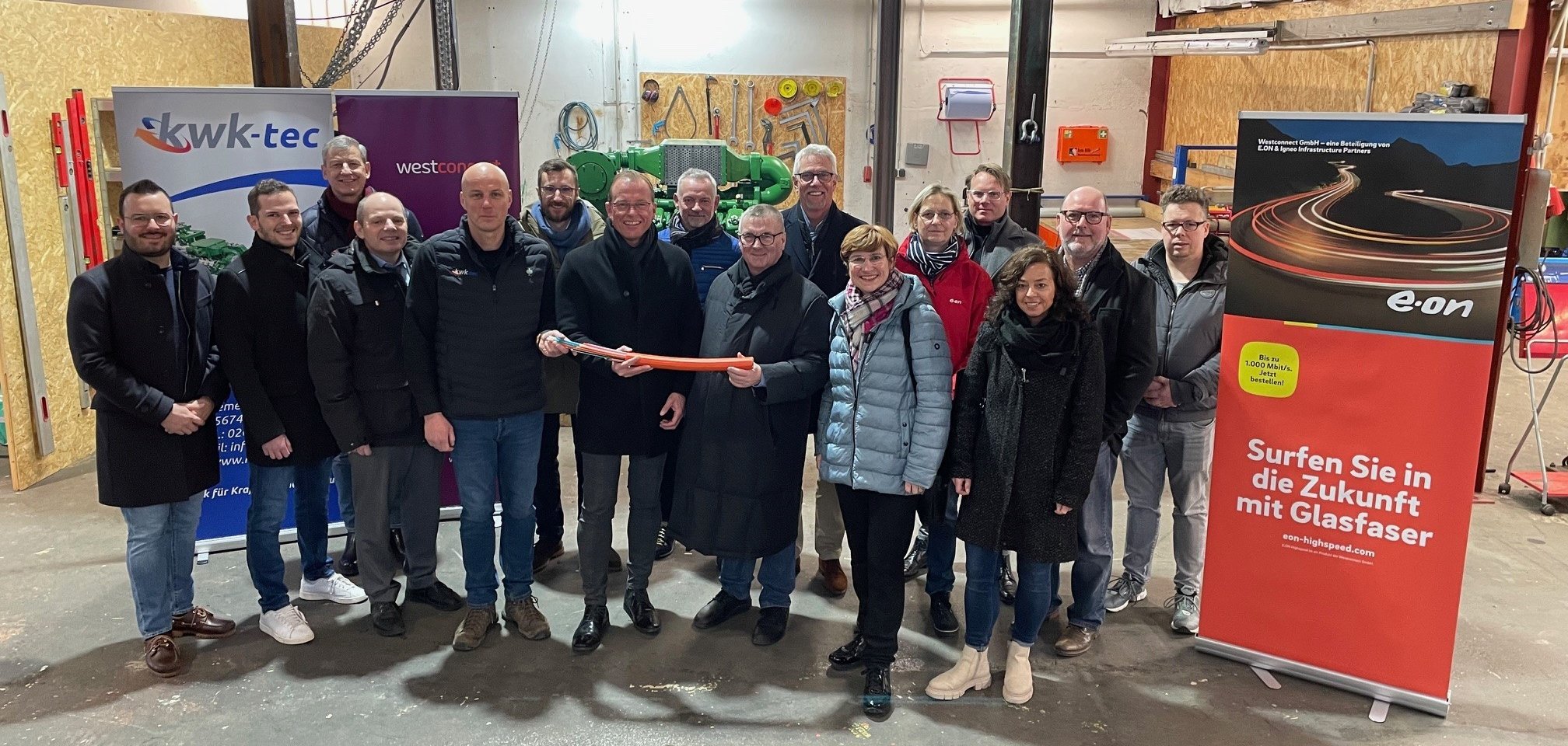 Landrat Dr. Alexander Saftig (8.v.r.) und Jörg Lempertz, Bürgermeister der Verbandsgemeinde Mendig (7.v.l.), haben gemeinsam mit Vertretern der Kommunalpolitik, der Wirtschaftsförderungsgesellschaft und von Westconnect symbolisch das neue Glasfasernetz für schnelles Internet in der Verbandsgemeinde Mendig in Betrieb genommen. 