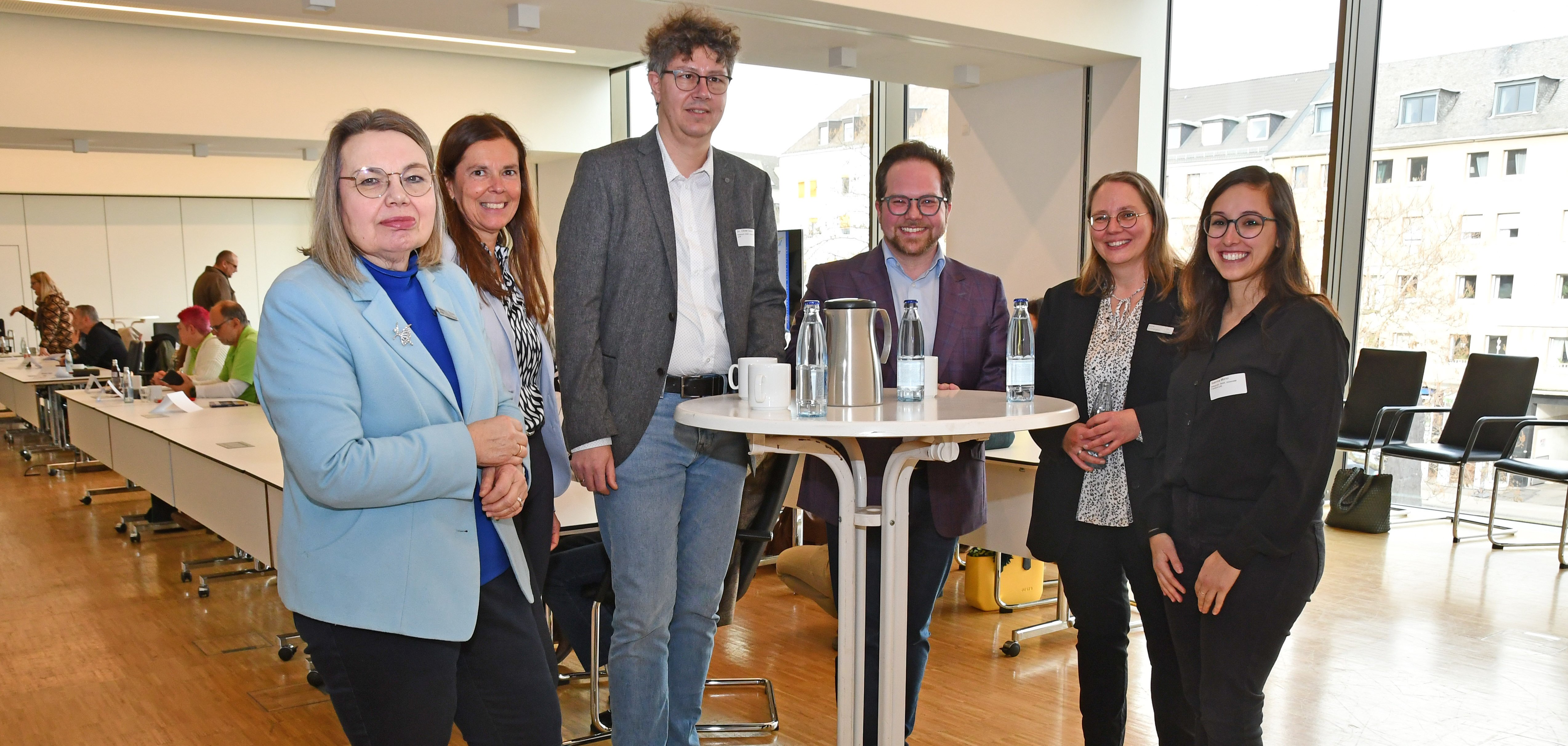 Der Erste Kreisbeigeordnete und Vorsitzende der Regionalen Pflegekonferenz Pascal Badziong (3.v.r.) freute sich gemeinsam mit der Leiterin der Sozialabteilung Carmen Dreyer (2.v.l.), der Pflegestrukturplanerin des Landkreises Anne Schnütgen (2v.r.) und den Referenten Dr. Oliver Lauxen (3.v.l.) und Sabrina Morici (rechts) vom IWAK sowie der Leiterin des Gesundheitsamtes Mayen-Koblenz Gabriele Vogt (links) über die gelungene Veranstaltung. 