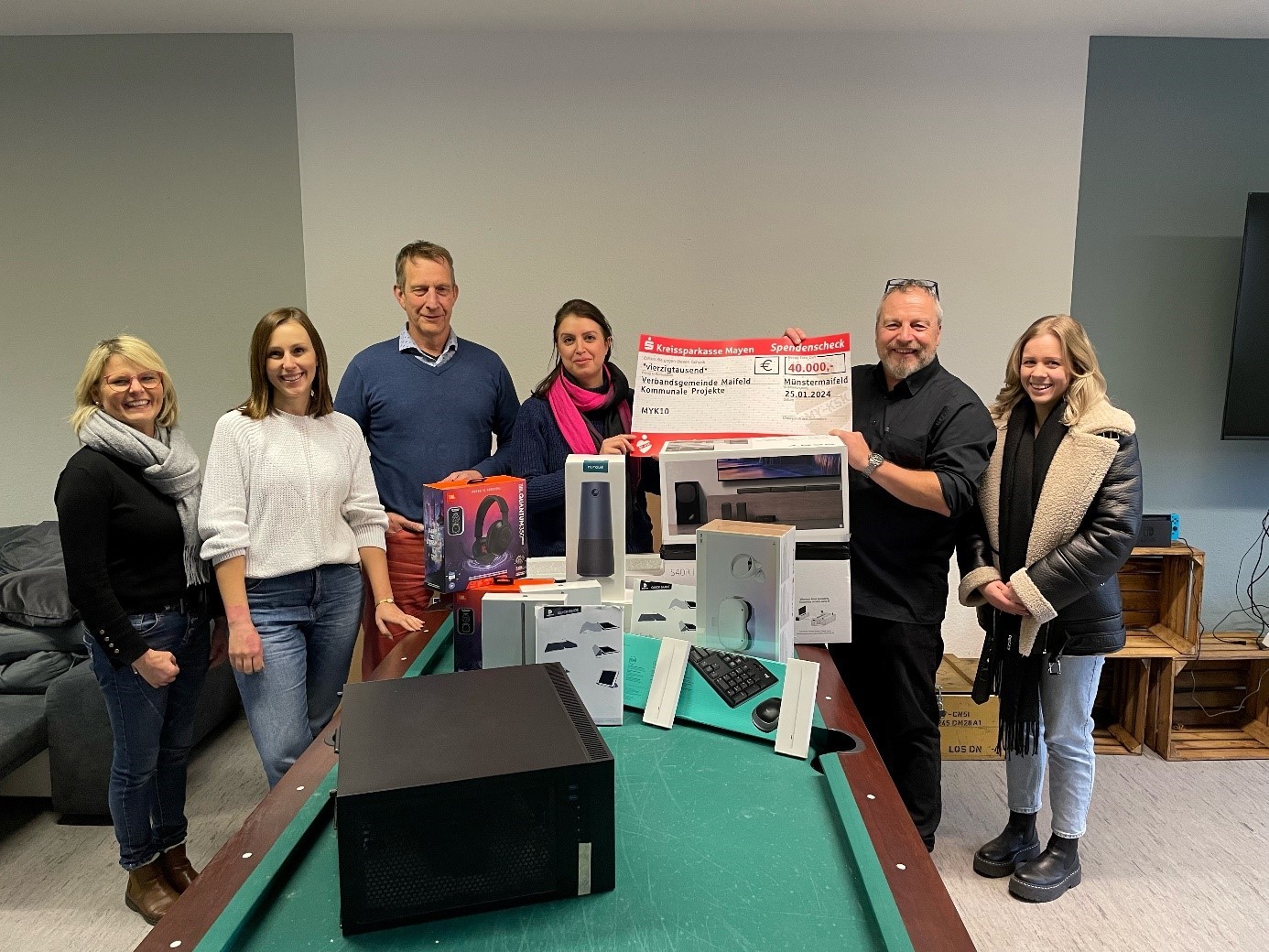 Von l. nach r.: Heike Küpper, Zweite Beigeordnete der Ortsgemeinde Lonnig, Katharina Machno, Jugendkoordinatorin der Verbandsgemeinde Maifeld, Maximilian Mumm, Bürgermeister der Verbandsgemeinde Maifeld, Tahmineh Bahadorizadeh von der Stabstelle Smart City, Stefan Dörr, Ortsbürgermeister der Lonnig und Melina Schambach, Leiterin des Jugendtreffs Lonnig.