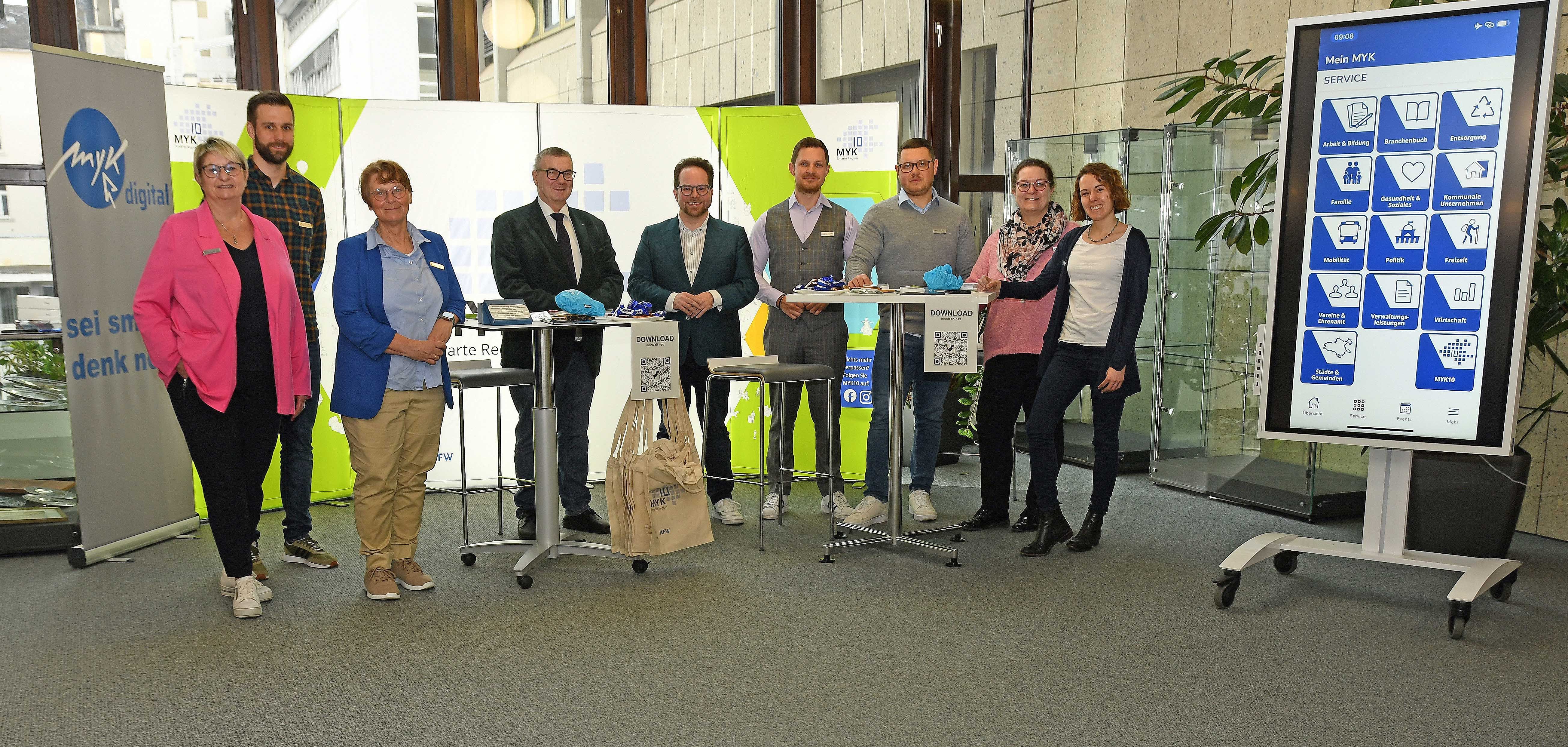 v.l.n.r.: Büroleiterin Petra Kretzschmann, Jörg Krechel von der Koordinierungsstelle Digitalisierung (KoDig), Personalratsvorsitzende Heike Breitbach, Landrat Dr. Alexander Saftig, Erster Kreisbeigeordneter Pascal Badziong, Tobias Querbach von der KoDig, Dimitrij Anton von der Stabstelle Smart Cities, Birgit Gellert vom Personalrat und die Digitalisierungsbeauftragte Sonja Gröntgen von der Stabsstelle Smart Cities bei der ersten "Digitalen Sprechstunde" im Kreishaus. 