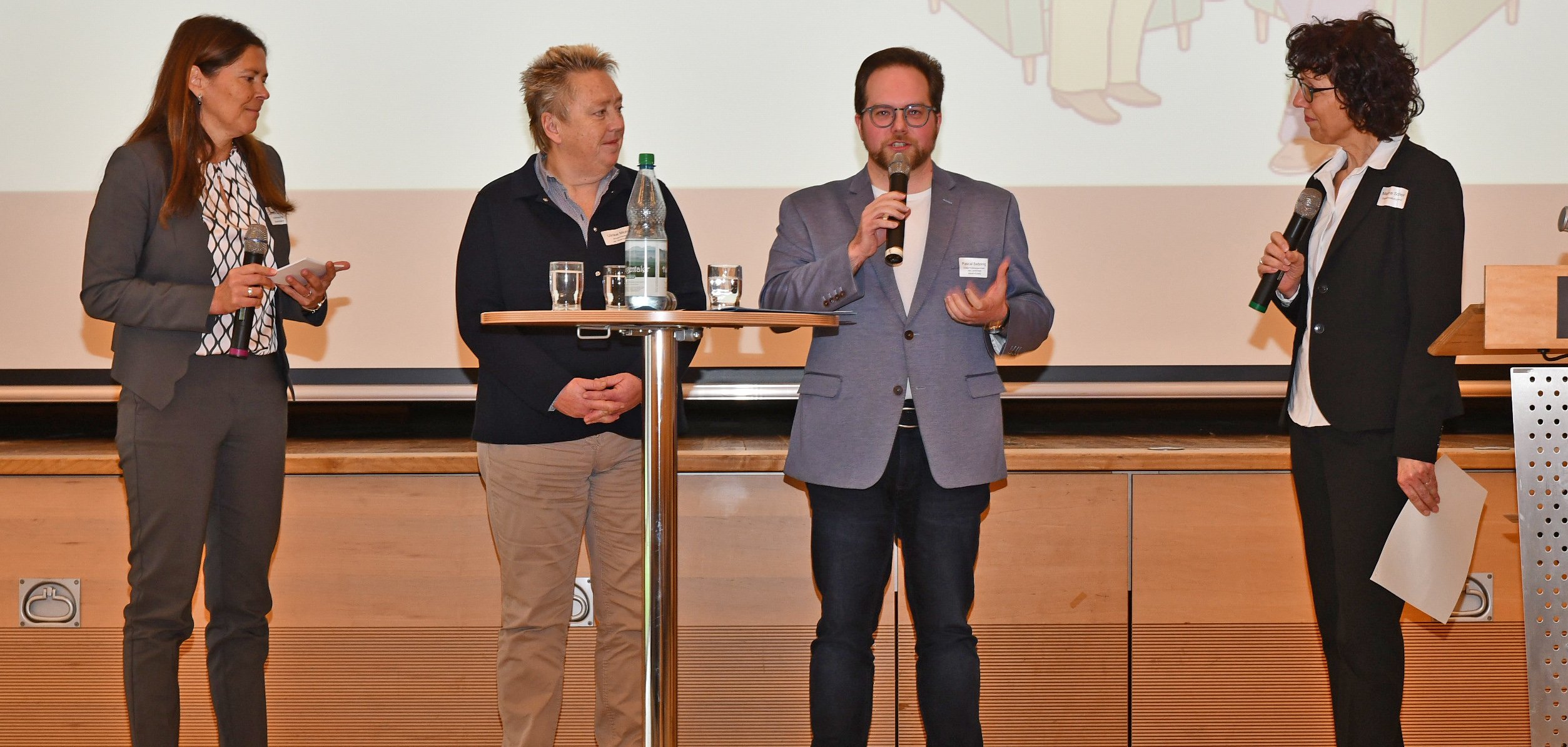 Der Erste Kreisbeigeordnete Pascal Badziong und die Koblenzer Bürgermeisterin Ulrike Mohrs eröffneten die Veranstaltung mit einem gemeinsamen Dialoggespräch.