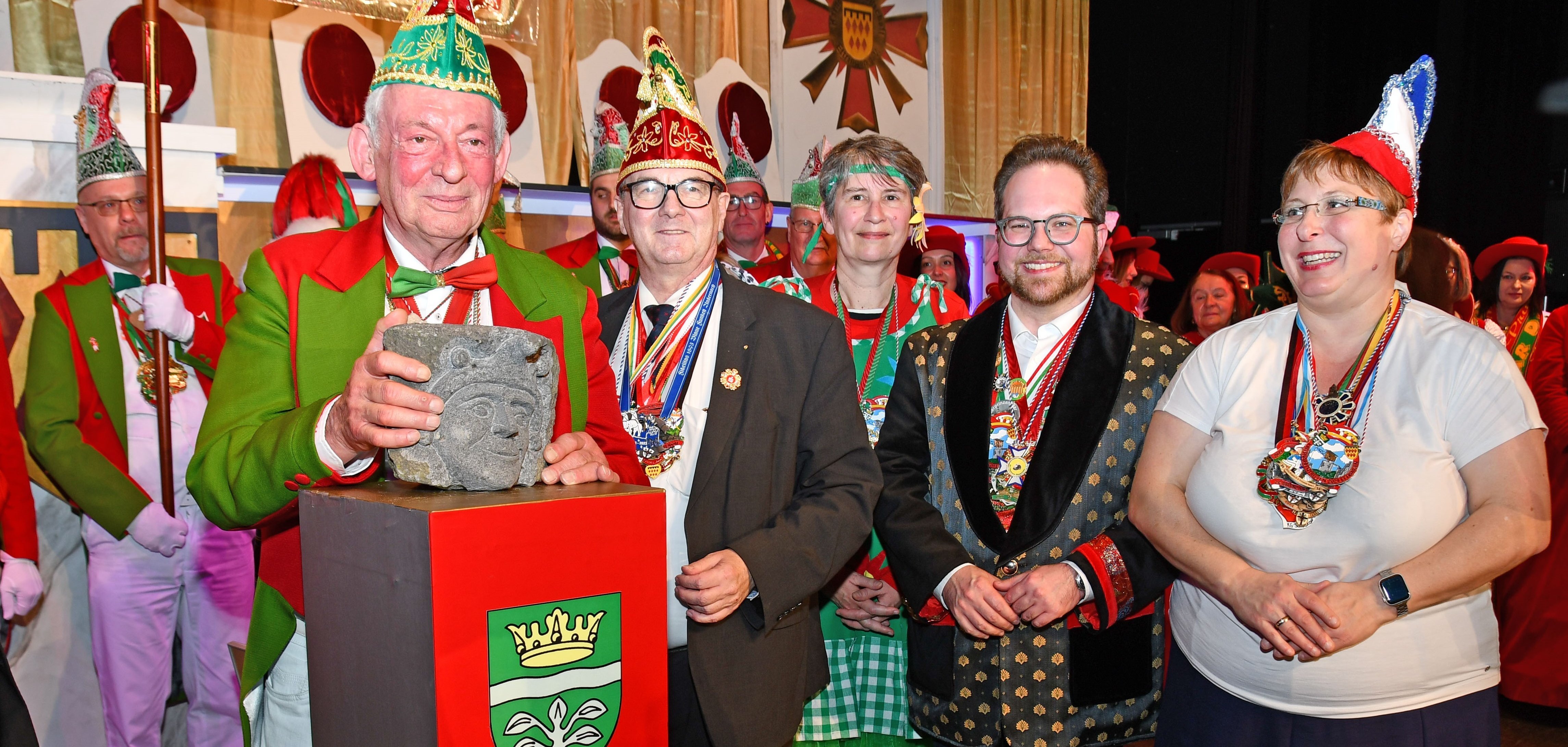 Da ist das Ding: Die höchste Auszeichnung für Karnevalisten im Landkreis ging in diesem Jahr an Günter Pinetzki (links) aus Ochtendung, der sein Glück kaum fassen konnte. Zu den ersten Gratulanten gehörten Landrat Dr. Alexander Saftig (2.v.l.), der Erste Kreisbeigeordnete Pascal Badziong (2.v.r.) sowie die Kreisbeigeordneten Birgit Meyreis (Mitte) und Judith Lehnigk-Emden (rechts).