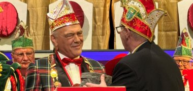 Landrat Dr. Alexander (rechts) verlieh beim diesjährigen Kreisnarrentreffen in Ettringen nicht nur den Kreiswackes, sondern auch den Ehren-Kreiswackes an RKK-Präsident Hans Mayer (links). 