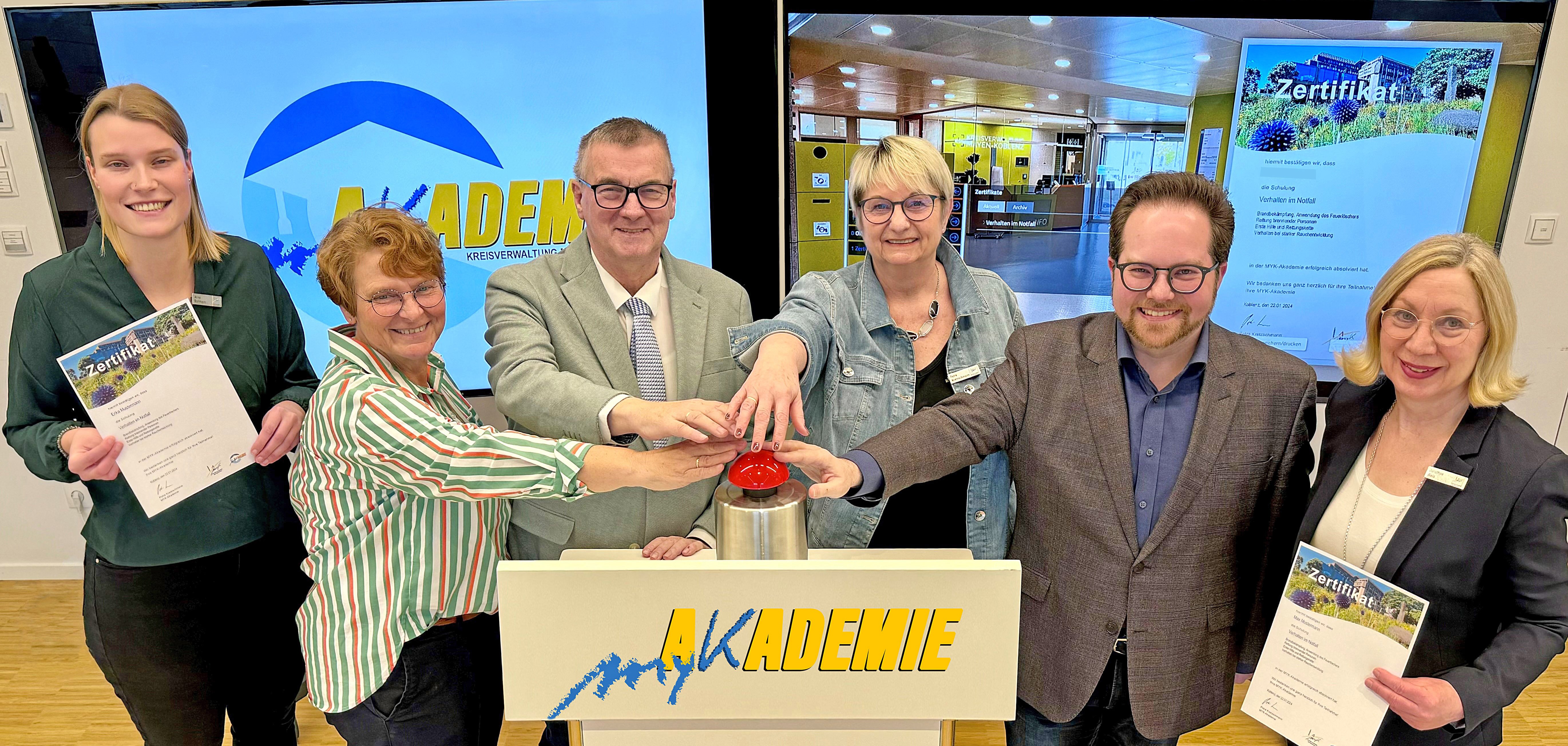 Freuen sich über den gelungenen Start der neuen MYK-Akademie: Landrat Dr. Alexander Saftig (3.v.l.) gemeinsam mit dem Ersten Kreisbeigeordneten Pascal Badziong, der Büroleiterin Petra Kretzschmann (3.v.r.), der Personalratsvorsitzenden Heike Breitbach (2.v.l.) sowie Anna Bornheim (links) und Dorothee Weis vom Entwicklungsteam. 
