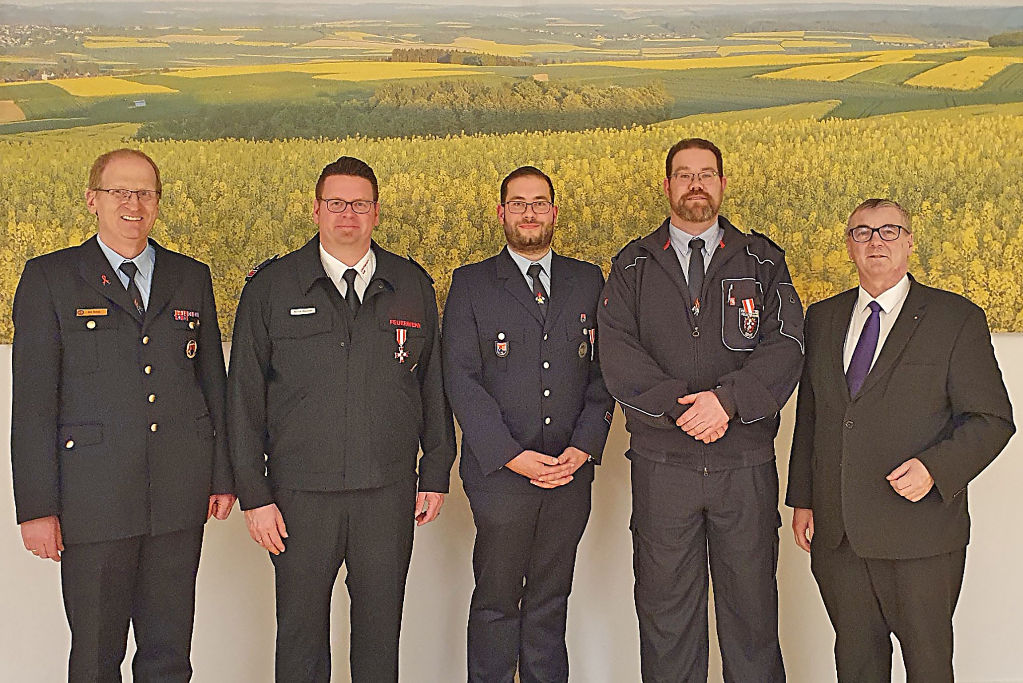 Landrat Dr. Alexander Saftig (von rechts) gemeinsam mit den Geehrten Kai Knigge, Stefan Frey und Michael Reuschler sowie dem Brand- und Katastrophenschutzinspekteur Rainer Nell. 
