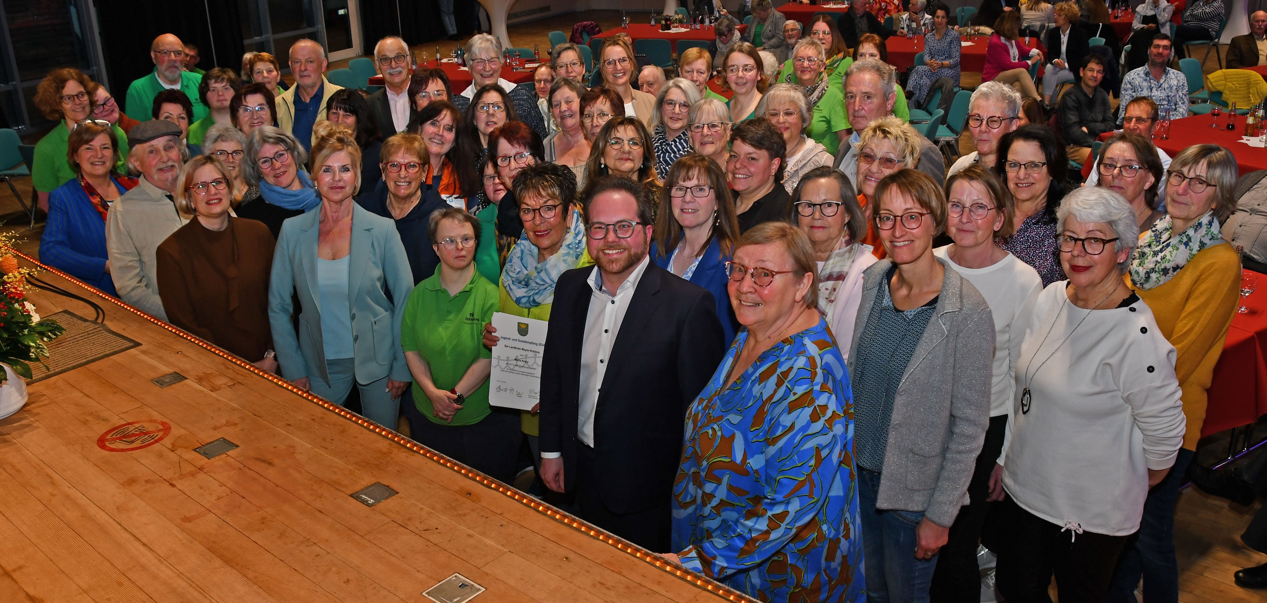Der Erste Kreisbeigeordnete Pascal Badziong (vorne, 2.v.r.) freute sich gemeinsam mit den Preisträgern des Jugend- und Sozialempfangs. 