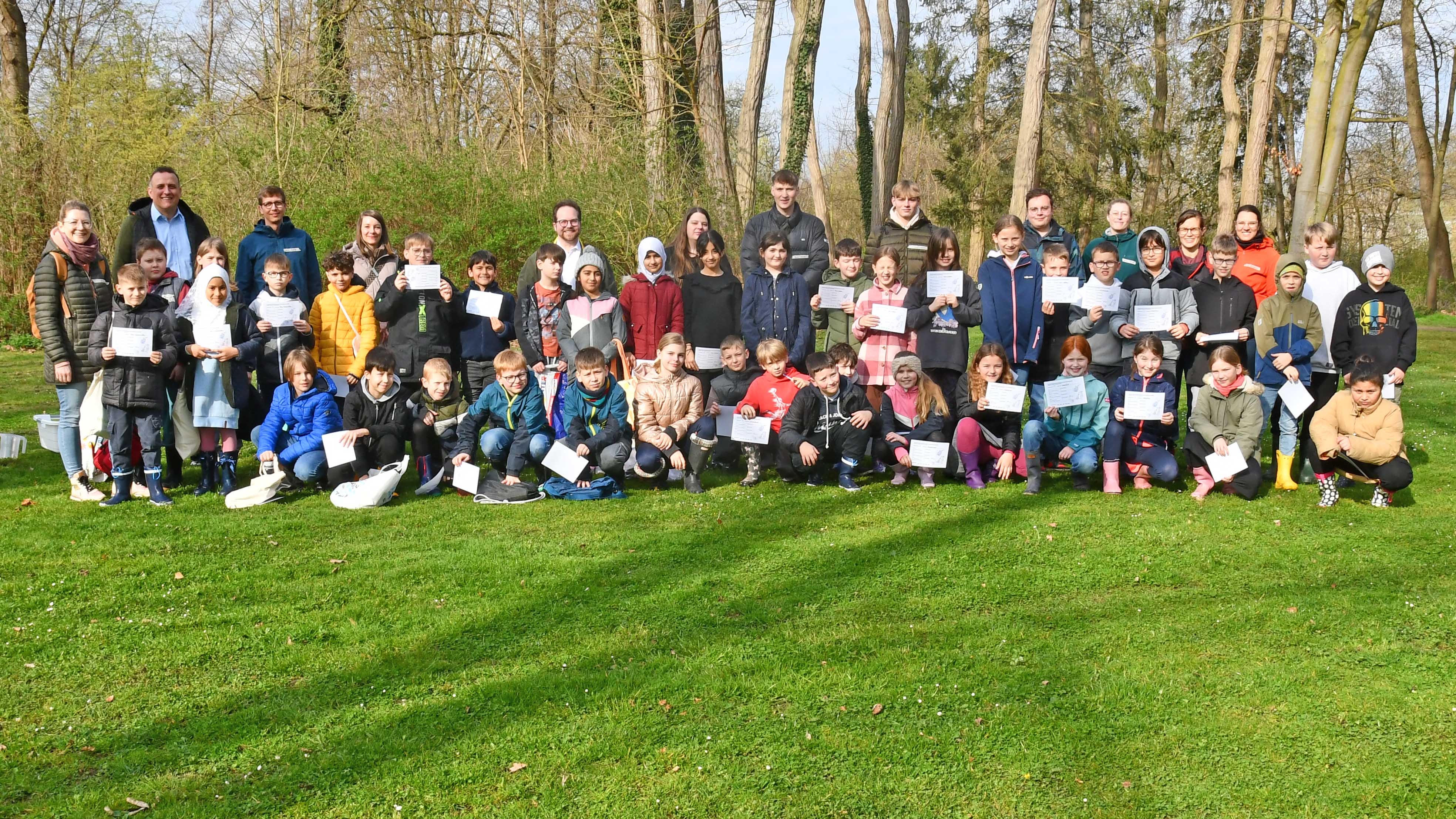Der Erste Kreisbeigeordnete Pascal Badziong (hinten, 4.v.l.) freute sich gemeinsam mit den Grundschülern, Lehrkräften und Organisatoren über die gelungene Veranstaltung. 