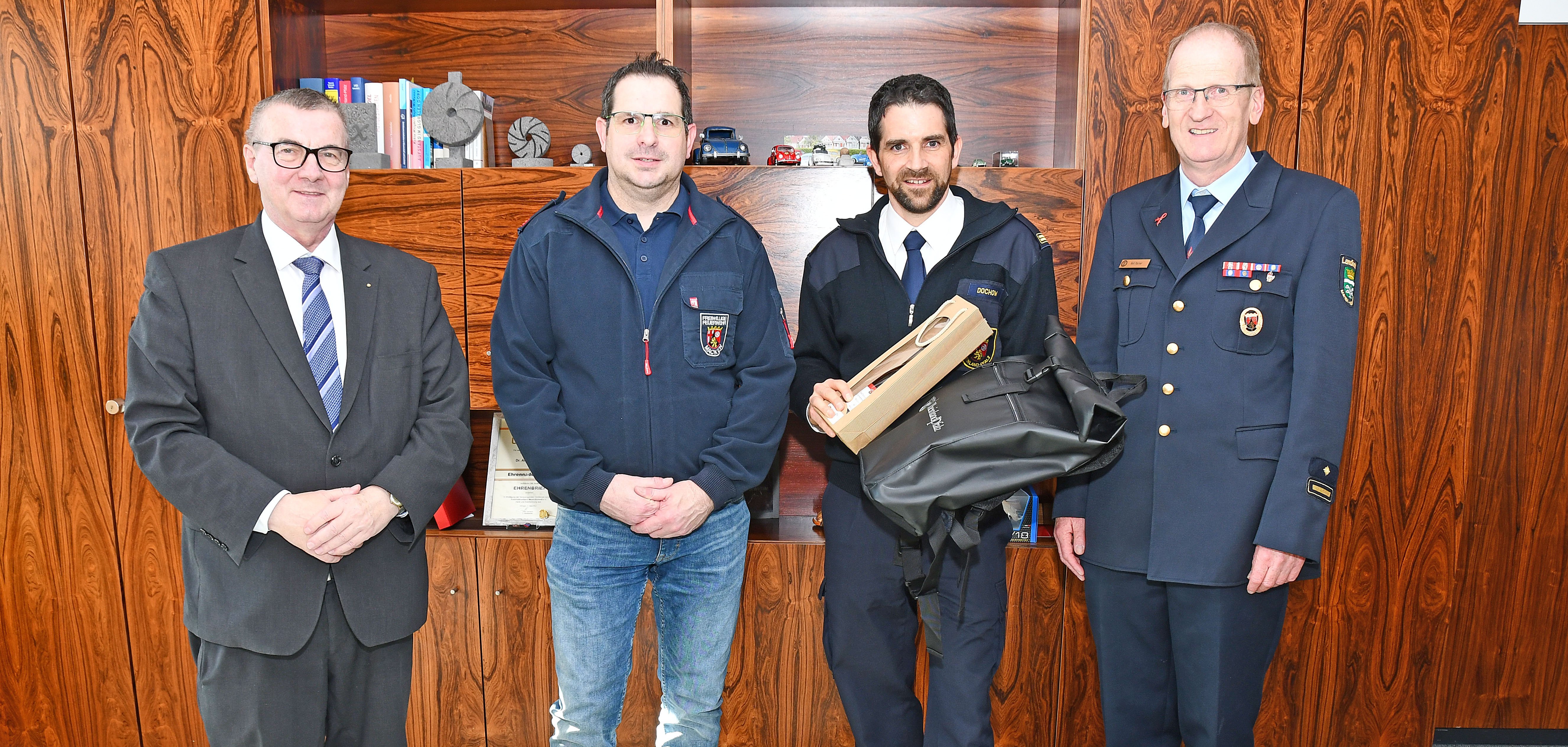 Der 25.000ste Nutzer des BKS-Portals, Oberfeuerwehrmann Thorsten Hirt aus Macken (2.v.l.), gemeinsam mit (von links) Landrat Dr. Alexander Saftig, Bernd Dochow von der ADD und Brand- und Katastrophenschutzinspekteur Rainer Nell.