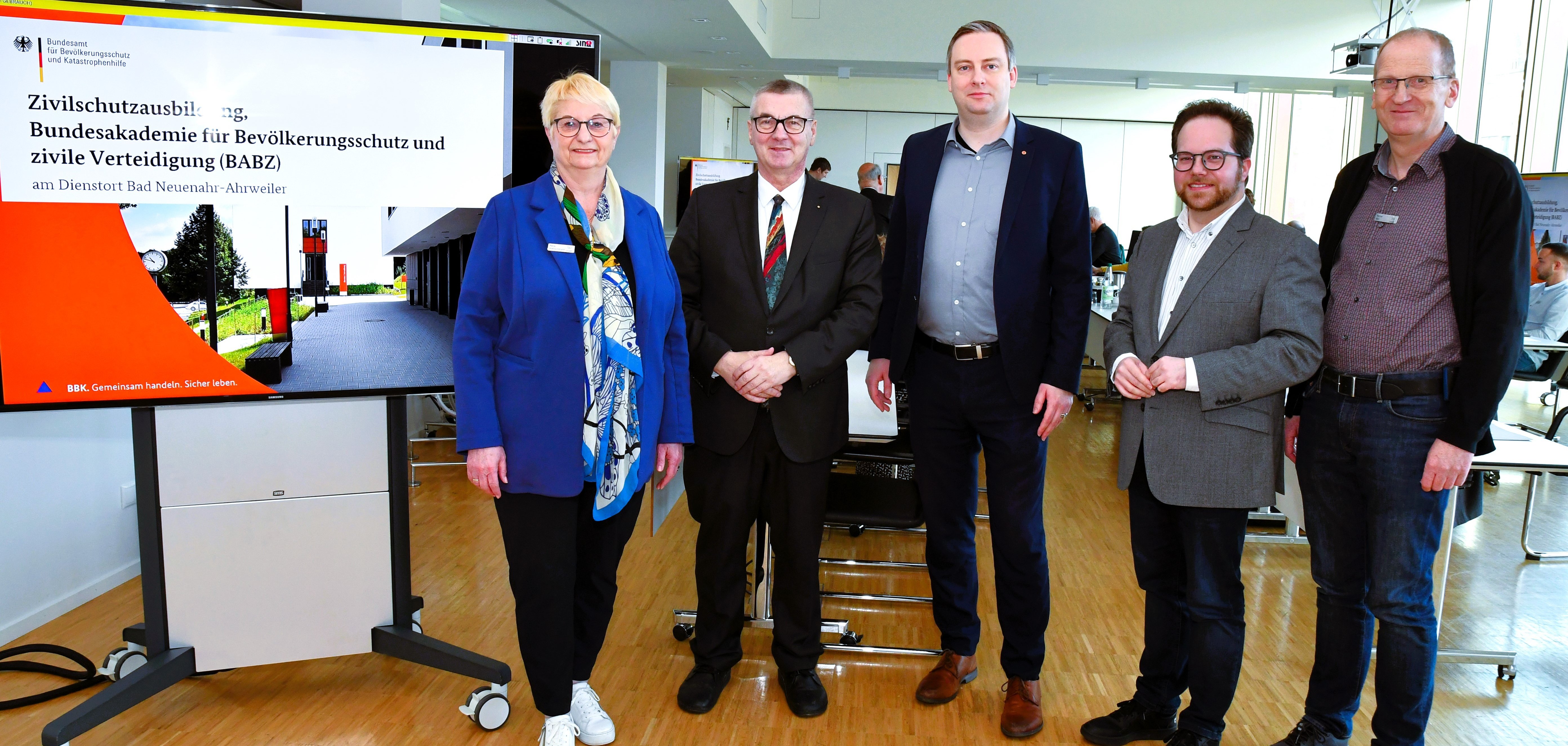 Landrat Dr. Alexander Saftig (2.v.l.), der Erste Kreisbeigeordnete Pascal Badziong (2.v.r.) sowie Büroleiterin Petra Kretzschmann und Brand- und Katastrophenschutzinspekteur Rainer Nell (rechts) dankten Josef Kanders vom Bundesamt für Zivilschutz und Katastrophenhilfe für die zweitägige Schulung des Verwaltungsstabs der Kreisverwaltung Mayen-Koblenz. 