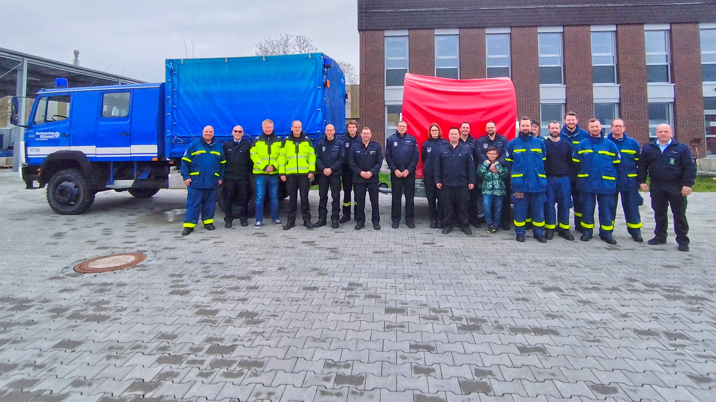 Gemeinsam mit Mitgliedern der Feuerwehr Weißenthurm besuchten Vertreter des Katastrophenschutzes Mayen-Koblenz das Koblenzer THW, wo einer der beiden kreiseigenen Ölsperren-Anhänger ab sofort stationiert ist.